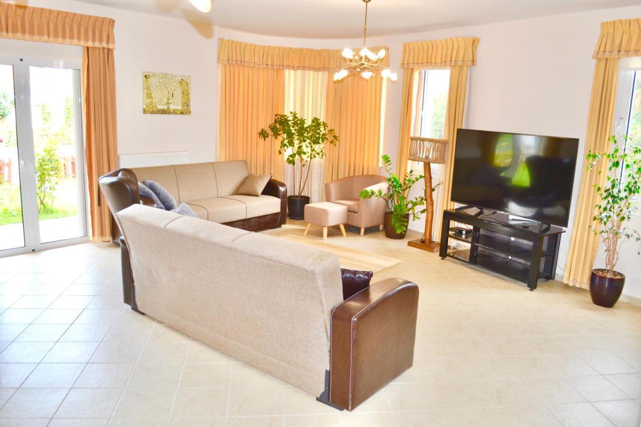 Giorgos Large Size Apartments -Family Friendly With Free Parking And Yard Views Heraclión Exterior foto